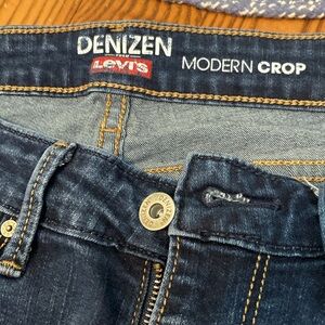 Denizen Levis Women's Modern Blue Crop Jeans Size 4 Rolled Cuff